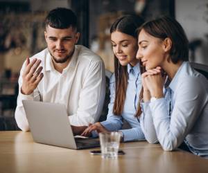 <i>El trabajo en equipo y la adaptabilidad aparecen consistentemente entre las cinco habilidades más valoradas, independientemente de la industria. Foto de iStock</i>