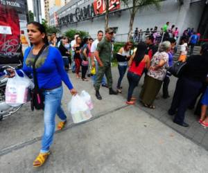 Maduro ahogó la oferta y ahora la inflación y emisión monetaria es una bola de nieve que está atropellando a la población. (Foto: Archivo)