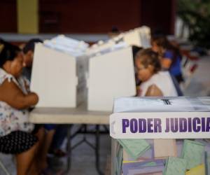 <i>Personas votan en las elecciones judiciales este domingo, en Tehuantepec (México). EFE/ Luis Villalobos</i>