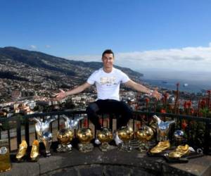 Cristiano Ronaldo muestra sus 15 trofeos individuales incluidos los 5 Ballon D'or, dos FIFA 'The Best', un premio FIFA 'Mejor Jugador del Año', tres premios de la UEFA 'Jugador del Año' and cuatro preseas europeas 'Golden Shoe'.