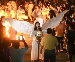 Rodando carretas con calaveras y terroríficos personajes como el diablo, jóvenes disfrazadados de esqueletos celebran la muerte y desafían la fiesta de Halloween, una tradición popular el día de todos los santos en el poblado salvadoreño de Tonacatepeque.