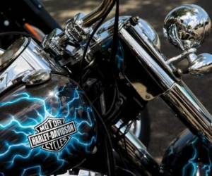 NEW YORK, NY - JUNE 25: A Harley-Davidson logo adorns a bike outside of the Harley-Davidson of New York City showroom store, June 25, 2018 in the Queens borough of New York City. The American motorcycle company announced on Monday that it will shift production of some of its bikes overseas in order to avoid retaliatory tariffs by the European Union in response to U.S. President Donald Trump's tariffs on steel and aluminum imported from the EU. Drew Angerer/Getty Images/AFP== FOR NEWSPAPERS, INTERNET, TELCOS & TELEVISION USE ONLY ==