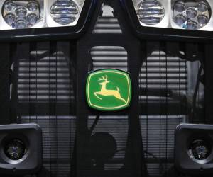 <i>Fotografía del logo del principal proveedor de maquinaria agrícola en Estados Unidos, John Deere. EFE/Caroline Brehman</i>