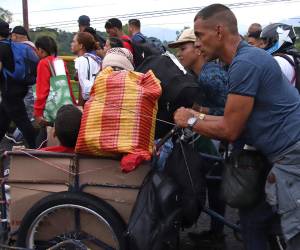 Personas caminan en una caravana migratoria con destino a Estados Unidos en el municipio de Tapachula, estado de Chiapas (México). EFE/ Juan Manuel Blanco