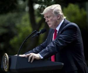 Como resultado de esta decisión, Trump dijo que todos los compromisos no vinculantes adoptados por la adhesión al acuerdo cesarán 'el día de hoy', con efecto inmediato. (Foto: AFP).'As of today, the United States will cease all implementation of the non-binding Paris accord and the draconian financial and economic burdens the agreement imposes on our country,' Trump said. / AFP PHOTO / Brendan Smialowski