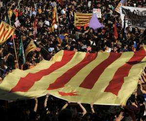 Students pro independencia celebran con la 'Estelada', la bandera catalana. España se dispone a intervenir en la región autónoma secesionista.