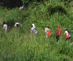 EDITORS NOTE: Graphic content / Honduran migrants heading in a caravan to de US, walk on Mexican soil after crossing from Ciudad Tecun Uman, Guatemala, to Ciudad Hidalgo, Mexico, on October 21, 2018. - Thousands of Honduran migrants resumed their march toward the United States on Sunday from Guatemalan Ciudad Tecun Uman, AFP journalists at the scene said. (Photo by ORLANDO SIERRA / AFP)