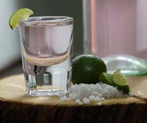 <i>Fotografía de un vaso de 'tequila rosado' este jueves, en Guadalajara (México). EFE/ Francisco Guasco</i>