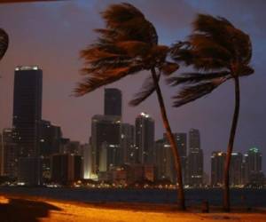 Todo indica que Irma llegará al 'estado del sol' el sábado por la noche o el domingo por la mañana, primero azotando los cayos y luego Miami, con ráfagas de viento de 240 km/h. (Foto: AFP).