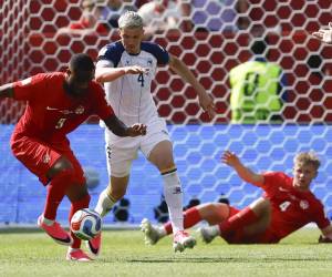 <i>Cyle Larin (i), autor del gol del empate de Canadá ante Bosnia y Herzegovina, en un partido del grupo B del Mundial 2026 en Toronto. EFE/Bienvenido Velasco</i>