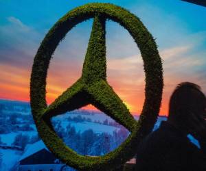 <i>Una proyección del logotipo de Mercedes-Benz se ve mientras el Mercedes-Benz CLA ha sido elegido Coche del Año 2026 durante la jornada de prensa del Salón del Automóvil de Bruselas 2026 en Bruselas, Bélgica, el 9 de enero de 2026. (Bélgica, Bruselas) EFE/EPA/OLIVIER MATTHYS</i>