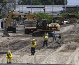 Empleados del Ministerio de Obras Públicas trabajan en la construcción de un hospital para atender a los infectados con el nuevo coronavirus, COVID-19, en San Salvador el 26 de marzo de 2020. Foto Yuri CORTEZ / AFP