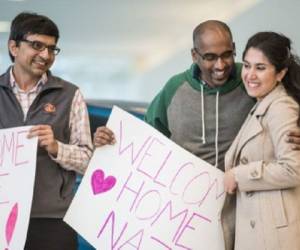 La ingeniera iraní, Nazanin Zinouri, quien ha vivido los últimos siete años en EEUU, es recibida por los suyos en el aeropuerto estadounidense, tras ser devuelta a Dubai después de una visita a su familia en Irán. (Foto: AFP).