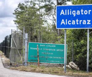 Fotografía de archivo del 14 de julio de 2025 donde se muestra la calle de entrada del centro de detención de inmigrantes 'Alligator Alcatraz' en Ochopee, Florida (EE.UU.). EFE/Cristobal Herrera-Ulashkevich ARCHIVO