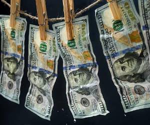 <i>El marco regulatorio fortalece la prevención del lavado de dinero mediante un enfoque basado en riesgos y mayores exigencias de cumplimiento. Foto de AlexSava / Getty Images</i>