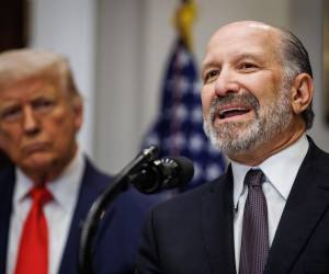 El secretario de Comercio de Estados Unidos, Howard Lutnick, junto al presidente Donald Trump. Archivo. EFE/EPA/Samuel Corum / POOL