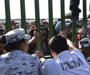 Un grupo de migrantes forcejeó brevemente con los militares en el paso del puente internacional Rodolfo Robles, que conecta a ambos países, mientras un agente del Instituto Nacional de Migración (INM) explicaba que deberán sujetarse a las leyes mexicanas para entrar al país.