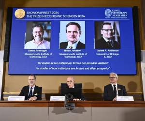 <i>El secretario permanente de la Academia de Ciencias, Hans Ellegren (C), Jakob Svensson (I) y Jan Teorell, de la asamblea Nobel del Riksbank sueco, anuncian el premio Nobel en ciencias económicas 2024, que corresponde a Daron Acemoglu, Simon Johnson y James A Robinson. (Suecia, Estocolmo) EFE/EPA/Christine Olsson/TT SWEDEN OUT</i>
