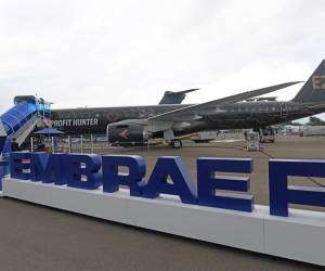 <i>Un avión Embraer Profit Hunter E195-E2 se exhibe estáticamente en la pista durante el Salón Aeronáutico de Singapur el 11 de febrero de 2020. (Foto de ROSLAN RAHMAN / AFP)</i>