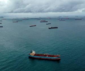 <i>Vista aérea de buques de carga esperando en la entrada del Canal de Panamá en la Bahía de Panamá frente a la Ciudad de Panamá, el 23 de agosto de 2023. El gobierno panameño desmintió el 22 de agosto de 2023, el presidente de Colombia, Gustavo Petro, quien en la víspera dijo que El Canal de Panamá fue cerrado por falta de agua. “El Canal de Panamá mantiene abiertas sus operaciones y libre tránsito para facilitar la movilidad y el comercio mundial”, dijo el Ministerio de la Presidencia panameño en su cuenta en la red social X (antes Twitter). (Foto de Luis ACOSTA/AFP)</i>