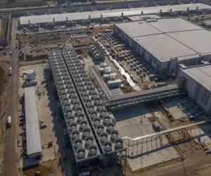 El centro Fairwater, en el que Microsoft ha invertido unos US$3.300, está en el mismo terreno donde el presidente Donald Trump prometió en 2018 que la multinacional taiwanesa Foxconn construiría una fábrica valorada en US$10.000 millones, algo que nunca se materializó. Foto de cortesía