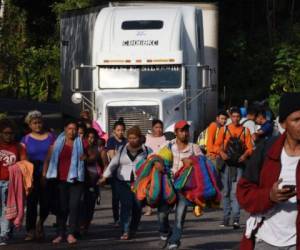 Honduran migrants heading to the United States with a second caravan walk upon arrival at the customs in Agua Caliente, in the Honduras-Guatemala border on January 15, 2019. - Hundreds of Hondurans have set out on a trek to the United States, forming another caravan that US President Donald Trump cited Tuesday to justify building a wall on the border with Mexico. (Photo by ORLANDO SIERRA / AFP)