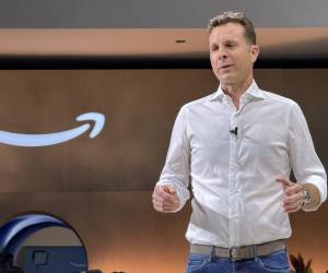 El creador de las cámaras Ring, Jamie Siminoff, habla durante un evento de Amazon este martes, en Nueva York (Estados Unidos). EFE/ Sarah Yáñez-Richards