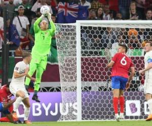 Costa Rica's goalkeeper Keylor Navas (C) punches the ball clear during the FIFA World Cup 2022 inter-confederation play-offs match between Costa Rica and New Zealand on June 14, 2022, at the Ahmed bin Ali Stadium in the Qatari city of Ar-Rayyan. (Photo by Mustafa ABUMUNES / AFP)