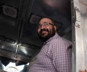Javier Duarte, former governor of the Mexican state of Veracruz, accused of graft and involvement in organized crime, is escorted by police officers after a hearing to decide on his extradition - which he accepted -- at the Supreme Court in Guatemala City on June 27, 2017.Duarte, suspected of embezzling hundreds of millions of dollars, was arrested on April 15 in Guatemala after six months on the run with Mexico filing its extradition request later that night. / AFP PHOTO / Johan ORDONEZ
