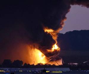 <i>Fotografía cedida por la cuenta oficial de X @SecDuffy del secretario de Transporte de EEUU, Sean Duffy, que muestra el accidente de un avión de carga de la empresa UPS este martes, en Kentucky EEUU FOTO EFE/ @SecDuffy</i>