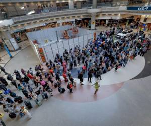 <i>Pasajeros aéreos esperan en una larga fila en el control de seguridad de la TSA dentro de la terminal nacional del Aeropuerto Internacional Hartsfield-Jackson de Atlanta, Georgia, EE. UU., el 23 de marzo de 2026. EFE/EPA/ERIK S. LESSER</i>