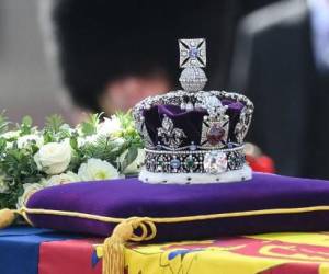 El ataúd de la reina Isabel II, adornado con un estandarte real y la corona del estado imperial, es tirado por un carruaje de artillería a caballo real de la tropa del rey, durante una procesión desde el Palacio de Buckingham hasta el Palacio de Westminster, en Londres el 14 de septiembre de 2022 .- La reina Isabel II descansará en el Westminster Hall dentro del Palacio de Westminster, desde el miércoles hasta unas horas antes de su funeral el lunes, y se espera que enormes filas pasen frente a su ataúd para presentar sus respetos. (Foto de Daniel LEAL / varias fuentes / AFP)