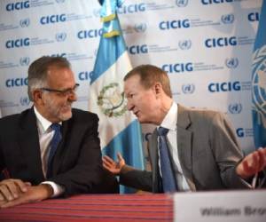 El subsecretario estadounidense, William Brownfield (derecha), prometió incrementar los recursos para ayudar a Guatemala a enfrentar el narcotráfico, aunque no precisó el monto de esa ayuda. (Foto: AFP).