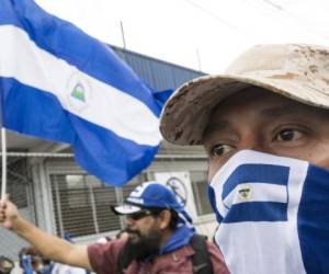 Nicaraguans demonstrate outside the Nicaraguan Embassy in San Jose, Costa Rica on January 12, 2019, to protest against the arrest of opposition journalists Miguel Mora and Lucia Pineda in Nicaragua. - Mora was accused of 'conspiracy' and 'terrorism' after the closure of his television station, which has been critical of Daniel Ortega's government, amid allegations of an escalation to silence independent press. (Photo by Ezequiel BECERRA / AFP)