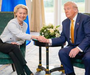 <i>El presidente de EE.UU., Donald Trump y la presidenta de la Comisión Europea, Ursula von der Leyen, durante la reunión de este domingo en el complejo de golf del líder republicano en la localidad escocesa de Turnberry. EFE / Fred Guerdin / Comisión Europea. </i>