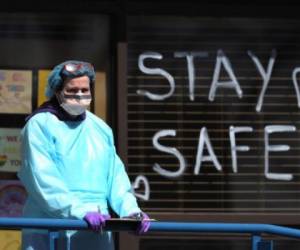 Una profesional sanitaria observa en Nueva York. Foto AFP