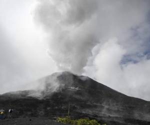 El volcán Pacaya se ve desde Cerro Chino en el municipio de San Vicente Pacaya, a unos 55 km al sur de la ciudad de Guatemala. FOTO del 27 de octubre de 2020.