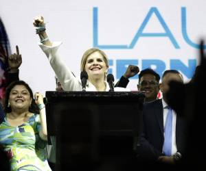 La candidata derechista del Partido Pueblo Soberano Laura Fernández celebra este domingo, en San José (Costa Rica). Fernández obtuvo un contundente triunfo en la primera ronda de las elecciones presidenciales celebradas en Costa Rica, en las que registró un apoyo del 49,61 % tras el escrutinio del 69,4 % de las mesas. EFE/ Jeffrey Arguedas