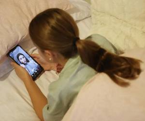 Los expertos subrayan que la supervisión sigue siendo importante, pero pierde eficacia cuando sustituye a la conversación con los adultos. (Foto: EFE)