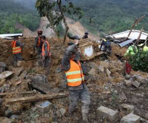 Rescue workers search for victims in the area where it is estimated that dozens of people died from a mudslide caused last Thursday by the passage of Hurricane Eta, in the village of Queja, in San Cristobal Verapaz, Guatemala on November 7, 2020. - About 150 people have died or remain unaccounted for in Guatemala due to mudslides caused by powerful storm Eta, which devastated an indigenous village in the country's north, President Alejandro Giammattei said Friday. (Photo by Esteban BIBA / POOL / AFP)