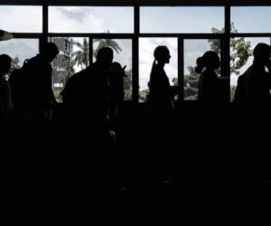 Fotografía del 28 de septiembre de 2019 que muestra a varias personas mientras hacen fila durante una feria de empleo, en San José (Costa Rica). EFE/Jeffrey Arguedas/Archivo