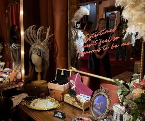 <i>Fotografía que muestra un tocador con maquillaje, y accesorios en el 'pop up' del universo de Taylor Swift este martes, en Nueva York (EE.UU.). Decenas de 'swifties' indagaron en el universo de 'The Life of a Showgirl', el nuevo álbum de Taylor Swift, en un 'pop up' que se instaló en Nueva York como antesala al lanzamiento del proyecto. EFE/ Alicia Sánchez</i>
