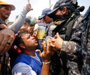 Maduro se niega a aceptar la ayuda acopiada en Brasil y Colombia y ha cerrado la frontera que comparte con ambos países con el objetivo de evitar su ingreso. El primer intento de la comunidad internacional de llevar a Venezuela ayuda humanitaria desde Colombia terminó este sábado en violentos enfrentamientos con la fuerza pública venezolana en los pasos fronterizos que dejaron al menos 285 heridos. Foto AFP
