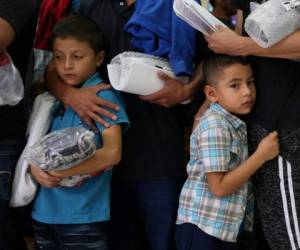 Undocumented immigrant families are released from detention at a bus depot in McAllen, Texas, U.S., July 28, 2018. REUTERS/Loren Elliott - RC138A42F110