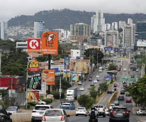 <i>Fotografía de una avenida este miércoles, en Tegucigalpa (Honduras). El próximo presidente de Honduras, que será elegido el domingo, recibirá una economía de crecimiento moderado, con una inflación cercana al 5 %, fuerte dependencia de remesas e inversión extranjera y una deuda pública que supera los 18.000 millones de dólares, en un país con alta pobreza y escaso empleo formal. EFE/ Gustavo Amador</i>
