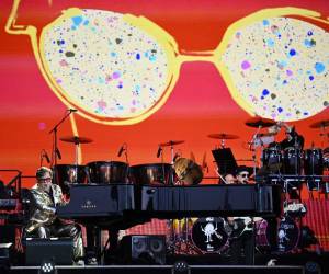 <i>El legendario cantante británico Elton John actúa en el Pyramid Stage el día 5 del festival Glastonbury en el pueblo de Pilton en Somerset, suroeste de Inglaterra, el 25 de junio de 2023. (Foto de Oli SCARFF / AFP)</i>