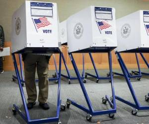 <i>Una medición de AP-NORC, realizada del 24 al 28 de septiembre entre 2.140 adultos, encontró que solo el 17% aprueba la gestión de Trump sobre el costo de vida y el 26% su desempeño económico. (Foto: EFE)</i>