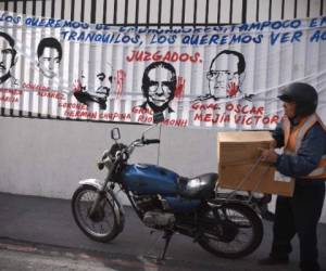 Una manta con la imagen del dictador guatemalteco (1982-1983) Jose Efraín Ríos Montt fuera de la corte donde el militar es juzgado por un caso de genocidio.