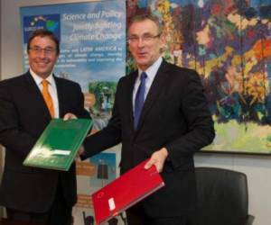 Andris Piebalgs, Comisario Europeo de Desarrollo y Achim Steiner, director ejecutivo del Programa de las Naciones Unidas para el Medio Ambiente.