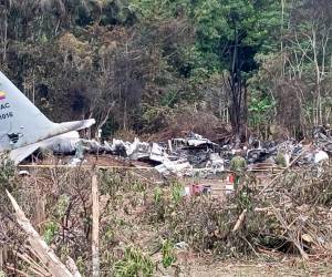 <i>Fotografía que muestra el avión Hércules C-130 de la Fuerza Aérea Colombiana (FAC) accidentado este lunes, en Puerto Leguizamo (Colombia). El accidente de un avión Hércules C-130, que cayó a tierra tras despegar con 125 personas a bordo desde la ciudad amazónica de Puerto Leguízamo, en el departamento del Putumayo, dejó al menos ocho militares muertos y 83 heridos, mientras se desconoce la suerte de los otros 34 ocupantes. EFE/ Miputumayo.com.co/ MÁXIMA CALIDAD DISPONIBLE</i>